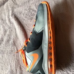 Lebron James men’s basketball shoes